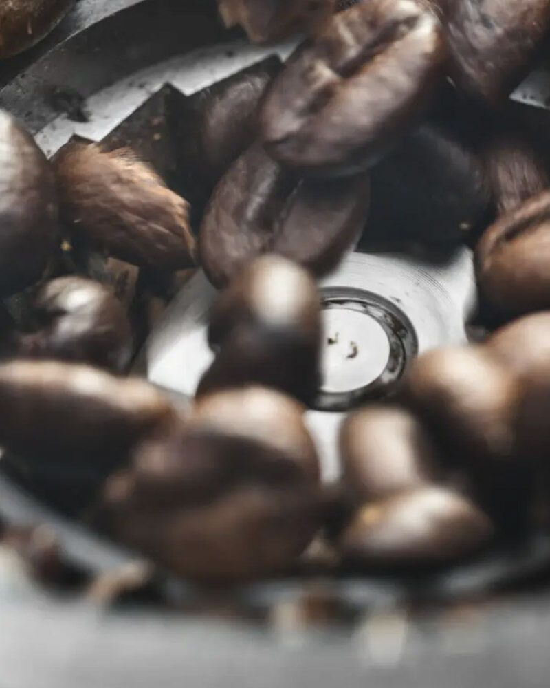 5elektricky-mlynek-na-kavu-delonghi-kg521m-kava-trobica-pražirna-kávy-zlin-fryšták-zlinskykraj-seris-kavovaru