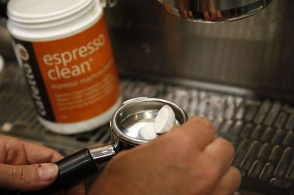 Čistící prostředky a filtry pro kávovary